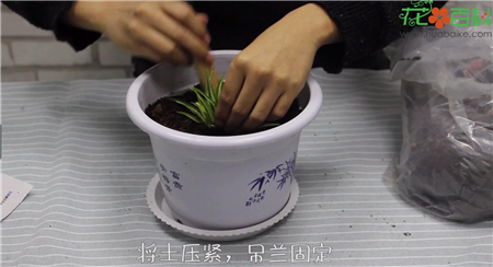 摁出一个小洞