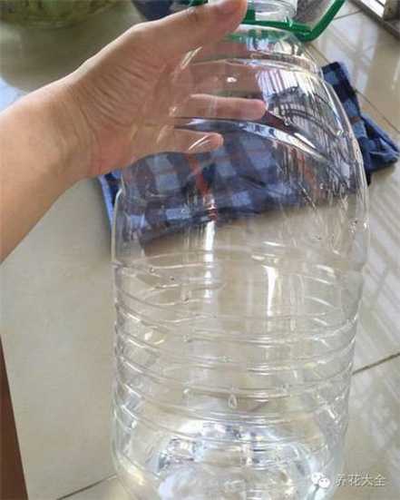 准备一个大塑料桶 准备一个大塑料桶