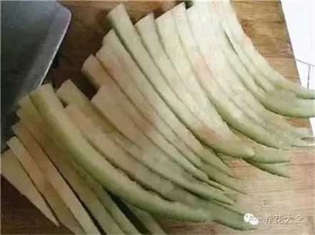西瓜皮切成一条一条 西瓜皮切成一条一条