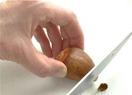 第一步:切掉牛油果种子的顶部和底部,这样可以让种子更好地发芽.